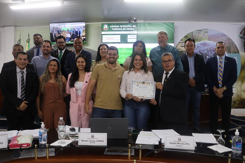 Câmara homenageia ‘Amanda dos Santos Bernardes Pinheiro’ pela trajetória de dedicação à comunidade