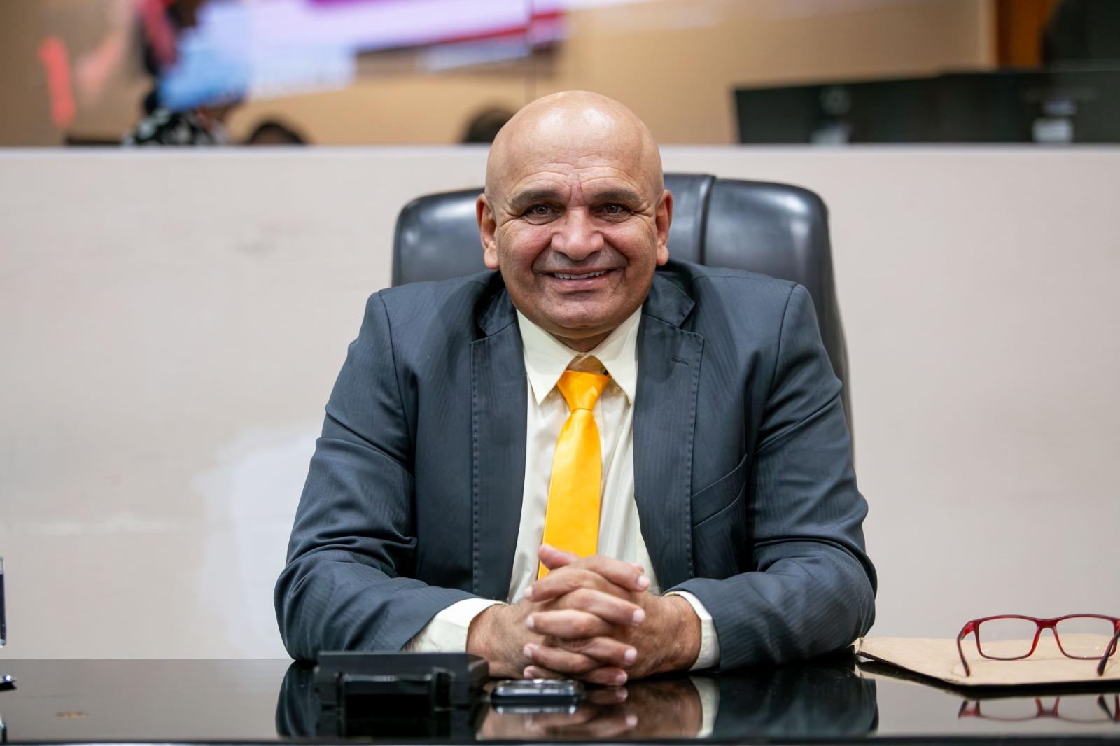 Professor Sivirino destaca impacto social de projeto aprovado na ALMT para reconstrução do Shopping Popular