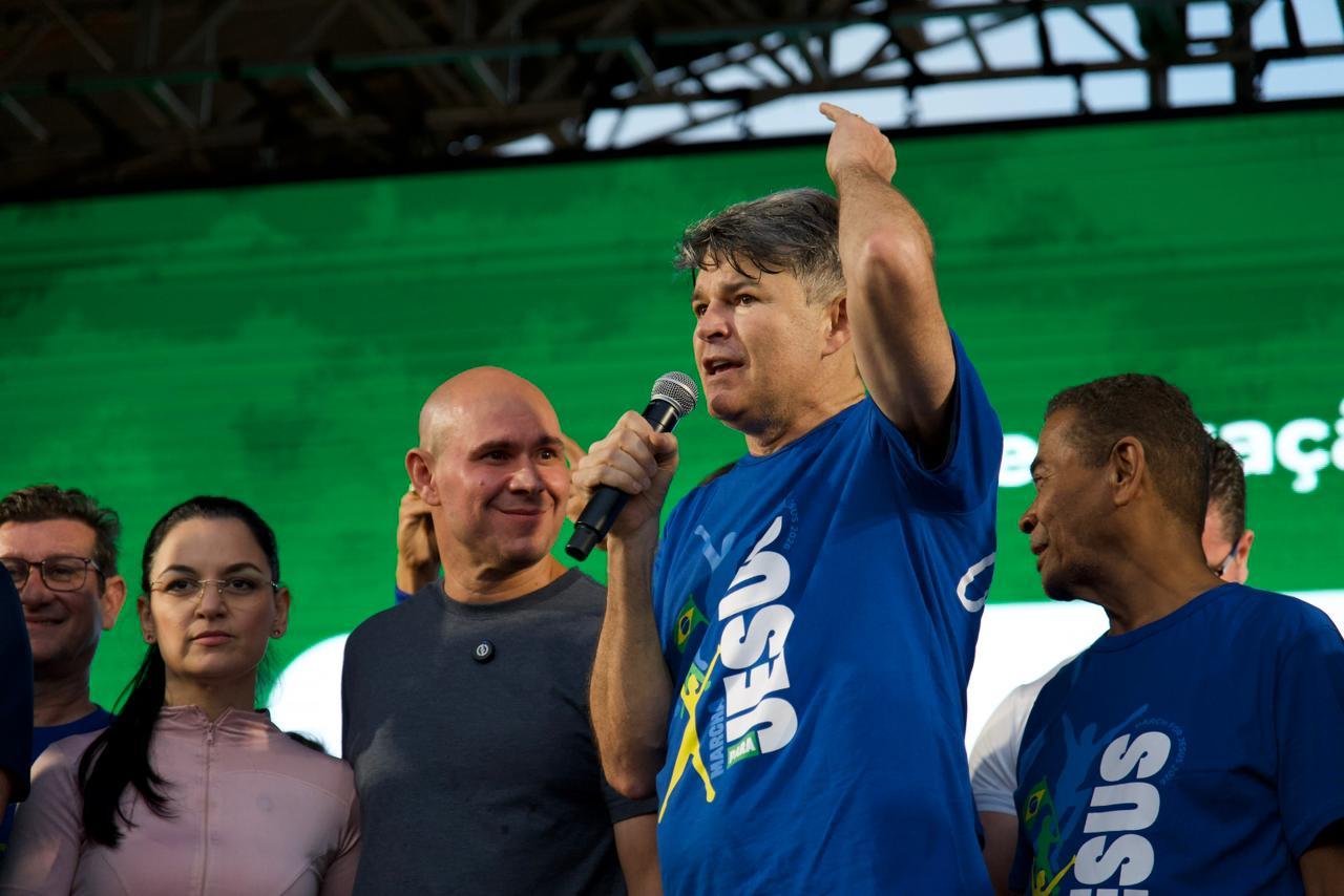 Medeiros diz a Flávio que Deus honrará a família Bolsonaro apesar das provações