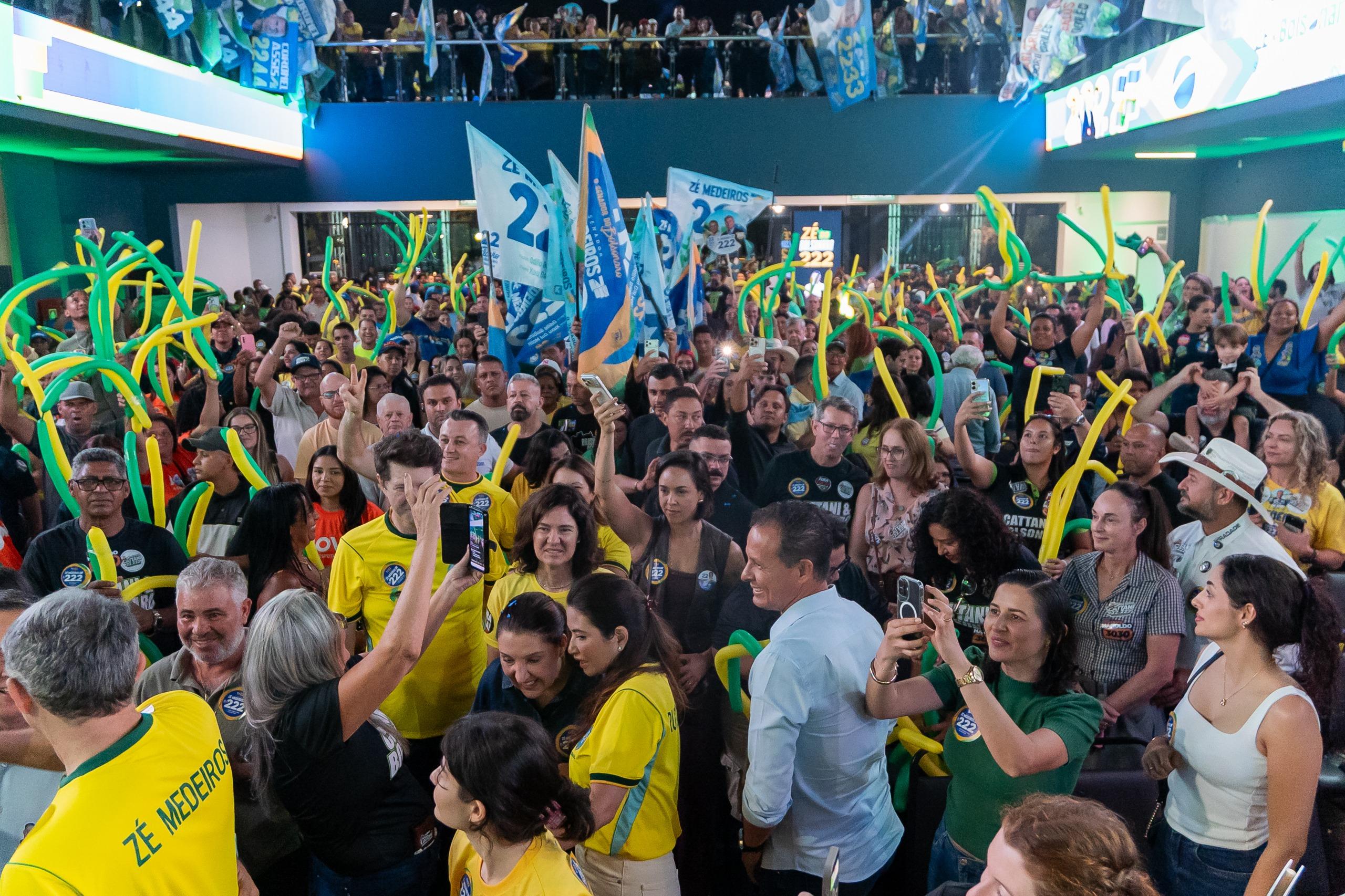 Medeiros reúne mais de 6 mil apoiadores em evento com Flávio Bolsonaro e lideranças da direita em Cuiabá