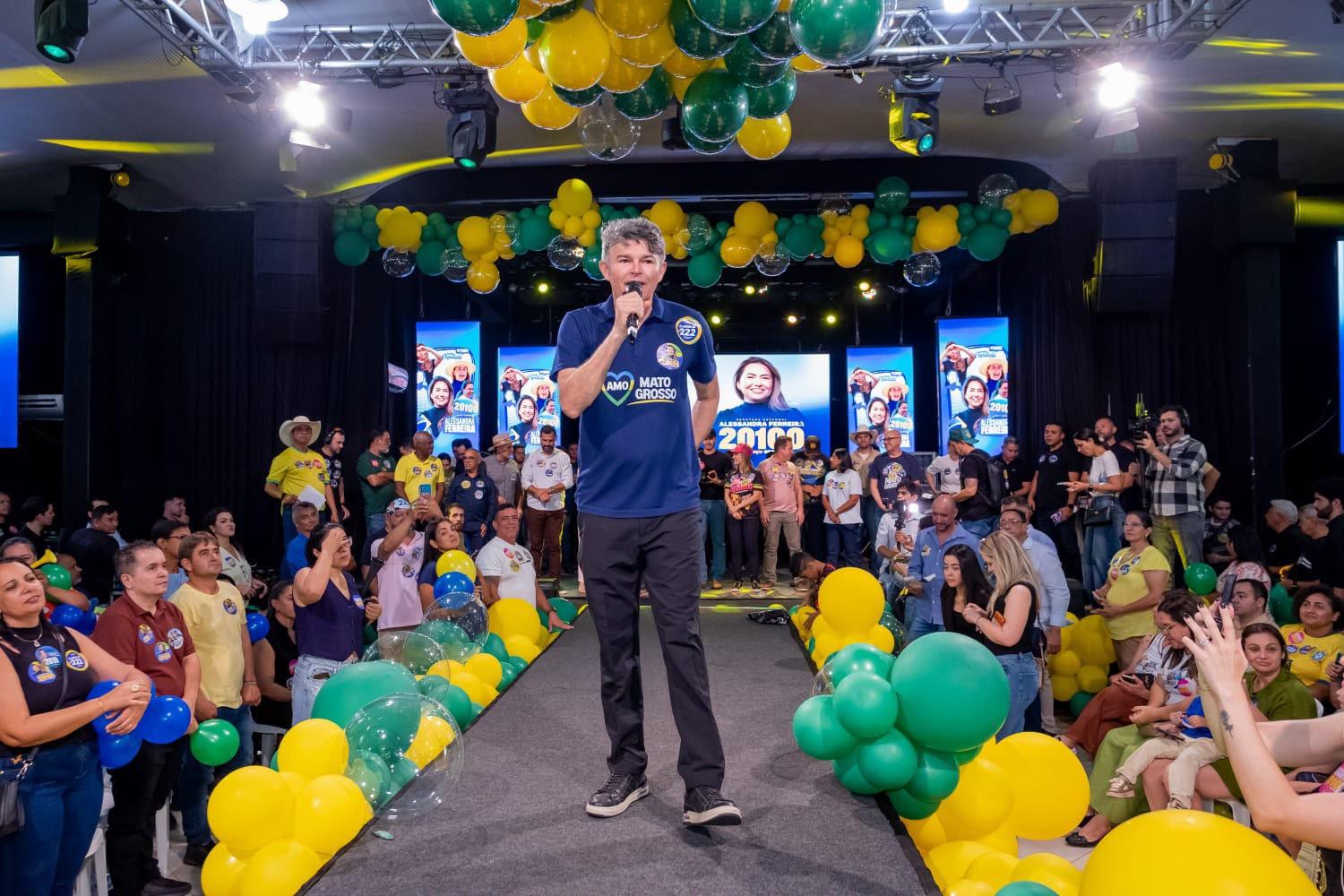 Mauro Mendes pede votos para Zé Medeiros ao Senado durante evento em Rondonópolis
