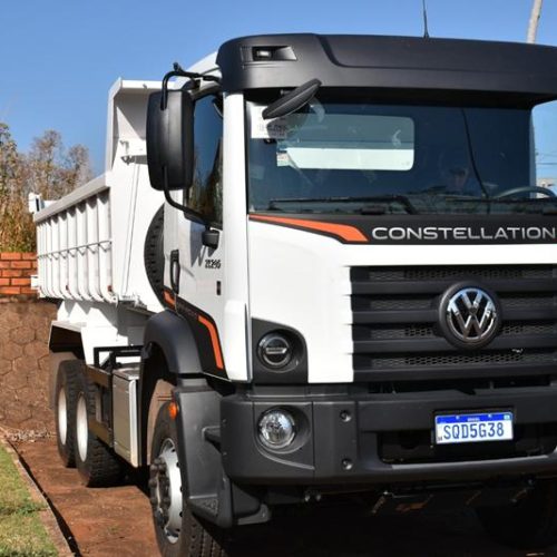 Prefeito Vander Masson entrega caminhão a SEMMEA