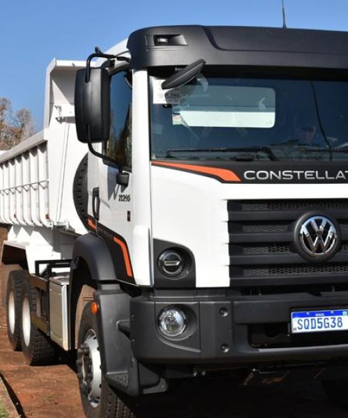 Prefeito Vander Masson entrega caminhão a SEMMEA