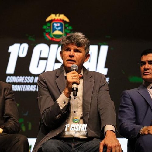 Deputado José Medeiros critica corte de recursos na segurança pública durante congresso sobre fronteiras