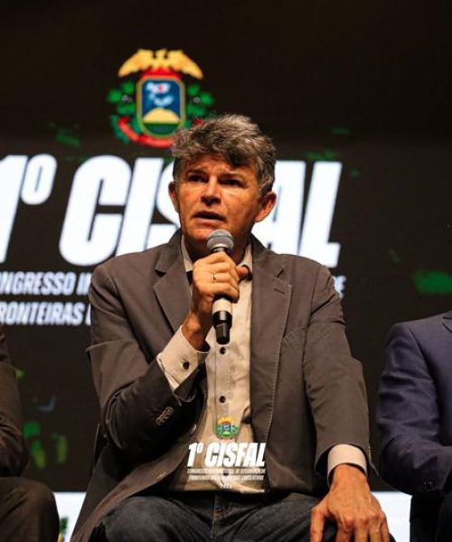 Deputado José Medeiros critica corte de recursos na segurança pública durante congresso sobre fronteiras