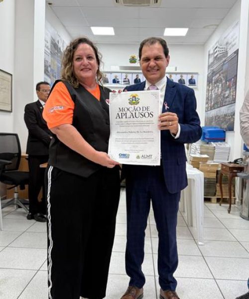 Chico Guarnieri recebe alunos e professoras de Sapezal na Assembleia e homenageia educadoras pelo Dia dos Professores