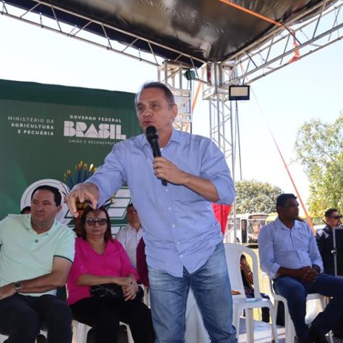 Wilson Santos participa de entrega de máquinas com o ministro Fávaro em Tangará da Serra