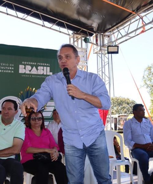 Wilson Santos participa de entrega de máquinas com o ministro Fávaro em Tangará da Serra