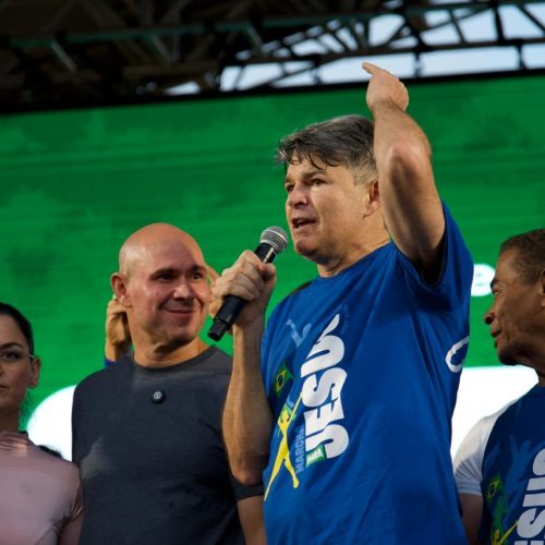 Medeiros diz a Flávio que Deus honrará a família Bolsonaro apesar das provações