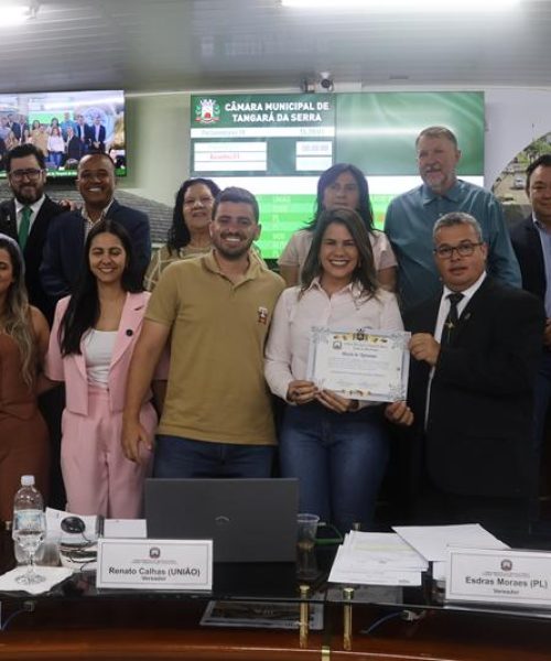 Câmara homenageia ‘Amanda dos Santos Bernardes Pinheiro’ pela trajetória de dedicação à comunidade
